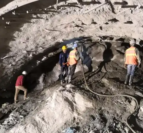 赫章拱顶带模注浆料的施工流程及注意事项